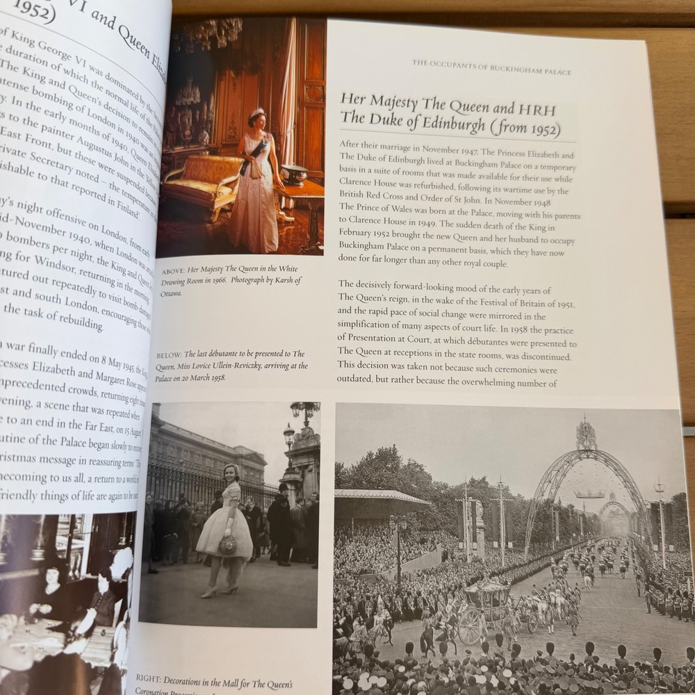 Buckingham Palace Official Souvenir Guide Royal Collection History Book 15.8oz - Picture 6 of 8